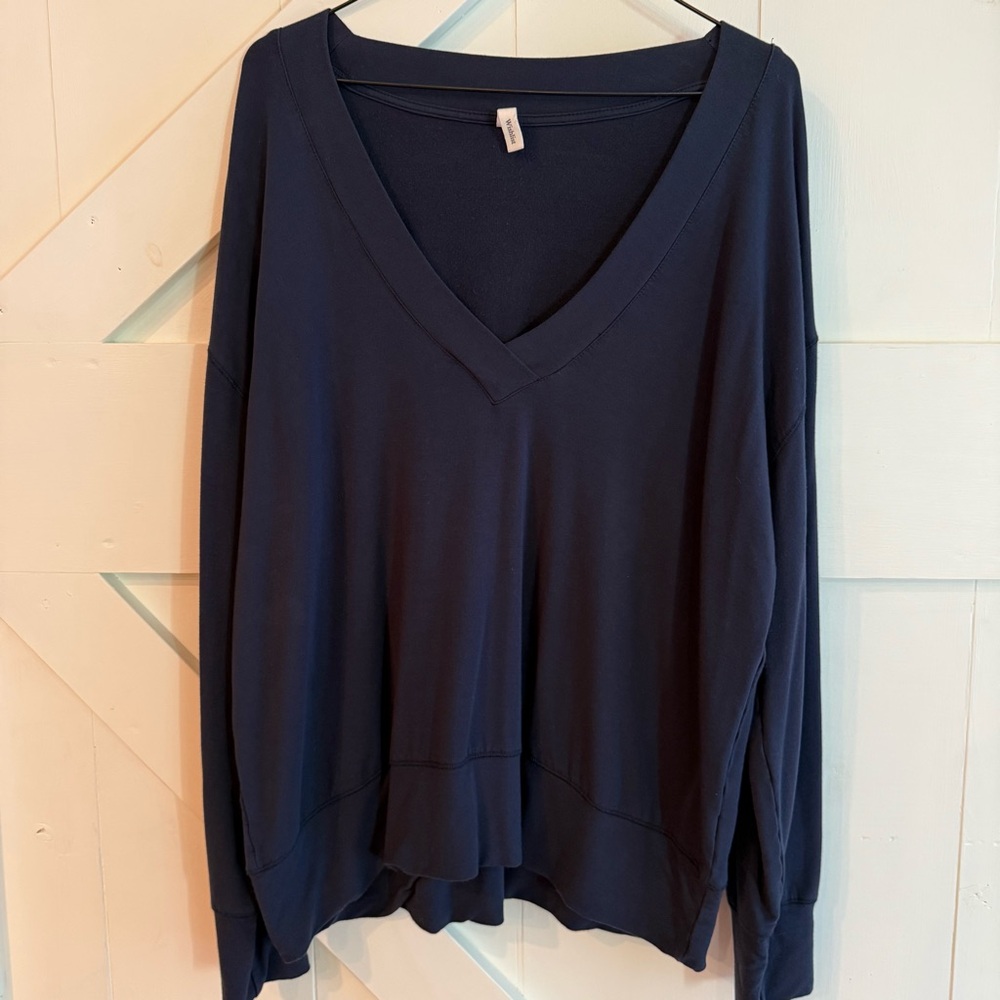 Wishlist Women’s Navy V-Neck Top Baggy Size M/L Classic Cozy Athleisure